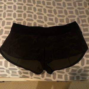 Lululemon speed up 2.5 green camo shorts